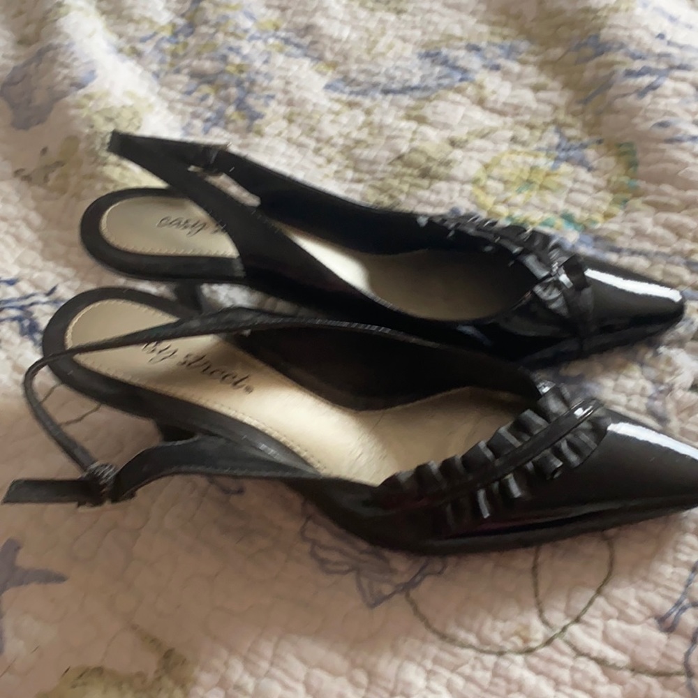 Sling back pump